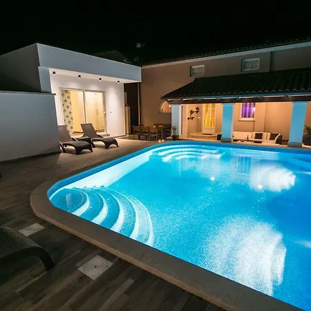 Luxury Elis With Private Pool פולה