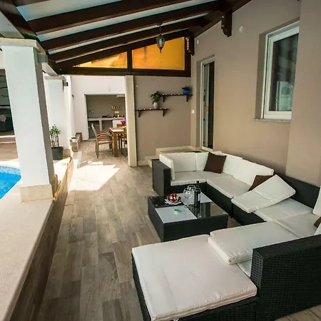 Luxury Elis With Private Pool דירה *