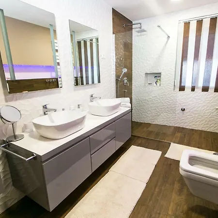 Luxury Elis With Private Pool פולה