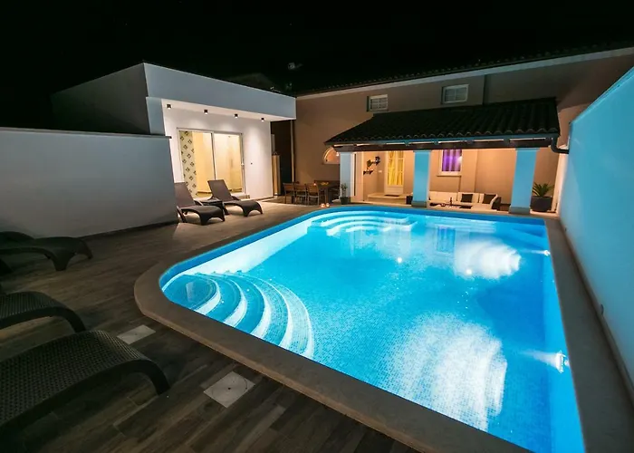 Luxury Elis With Private Pool 普拉