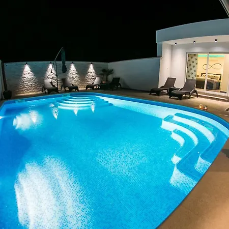 Luxury Elis With Private Pool Appartement Pula