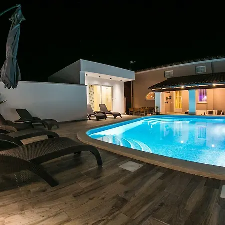 Luxury Elis With Private Pool Pula