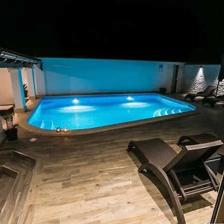 Luxury Elis With Private Pool Daire Pula